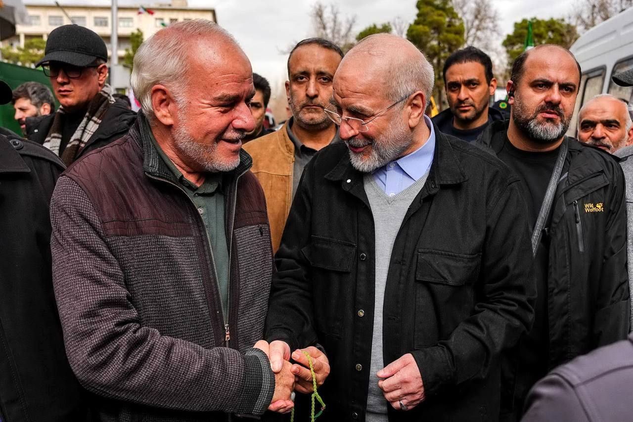 گفت‌وگوی صمیمانه مردم تهران با قالیباف در حاشیه راهپیمایی 