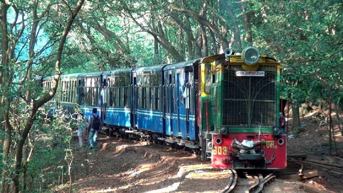 نجات نوجوان مبتلا به اختلال روانی در ایستگاه قطار +عکس