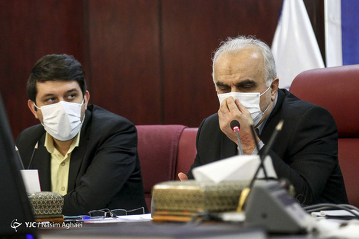 درگیری وزیر اقتصاد با ماسک در حاشیه یک جلسه +تصاویر