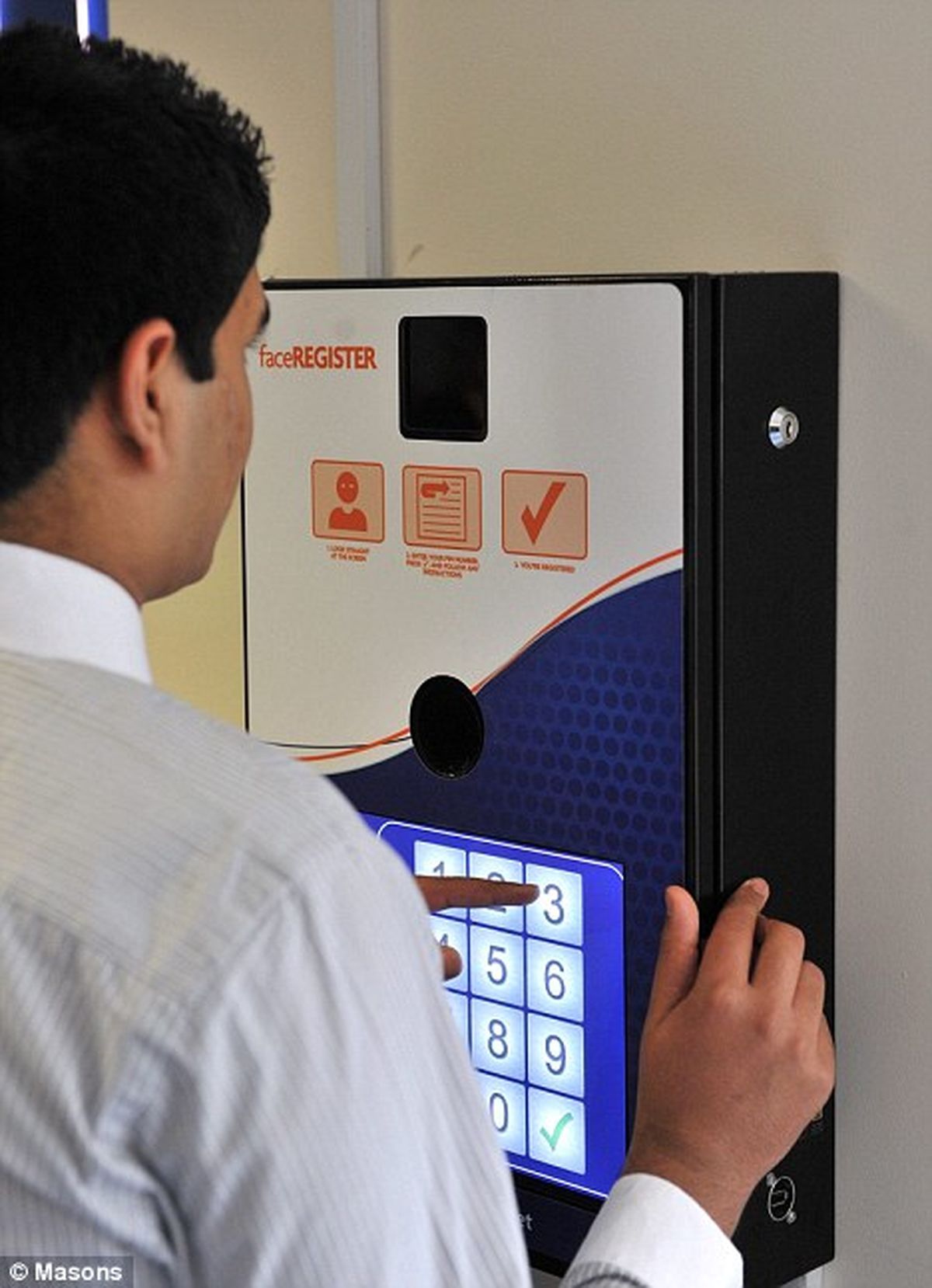 اسکن چهره‌ دانش‌آموزان انگلیسی و مخالف حقوق بشری‌ها