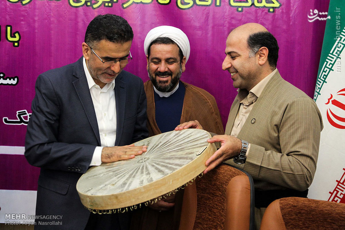 عکس: هدیه متفاوت به ایوبی