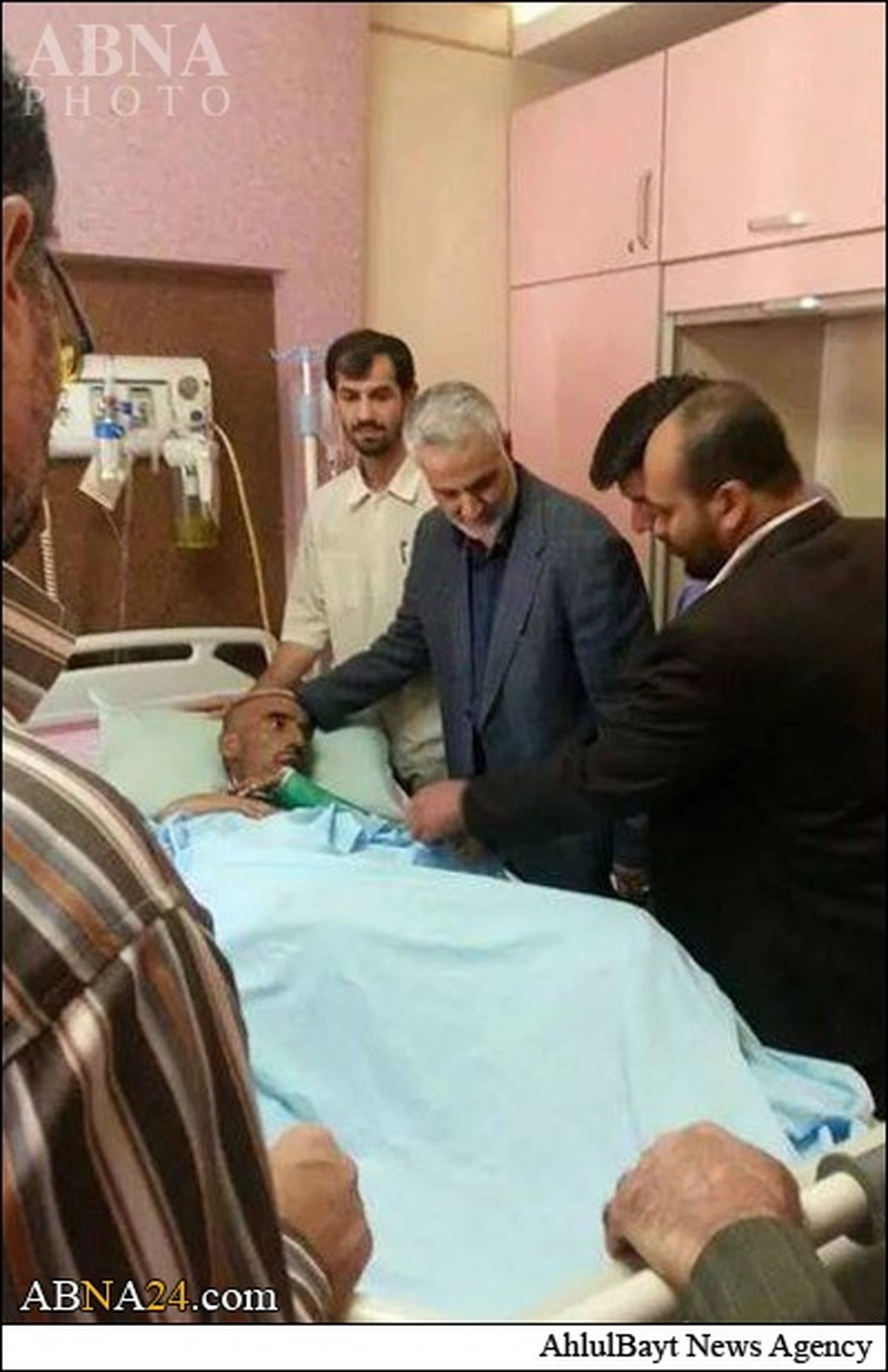 عیادت حاج قاسم از مجروحان جنگ/تصاویر