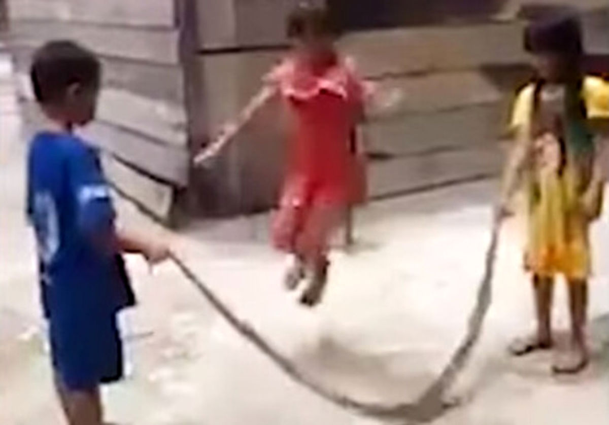 مار نگون بختی که وسیله بازی کودکان شد +عکس و فیلم