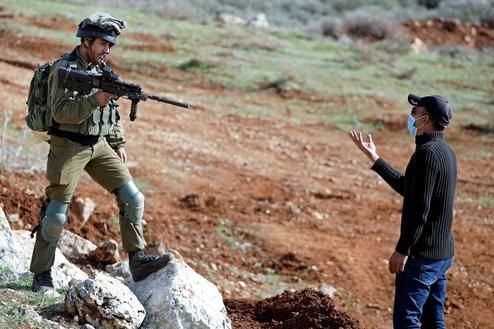 عکس: معترض فلسطینی  مقابل صهیونیست مسلح