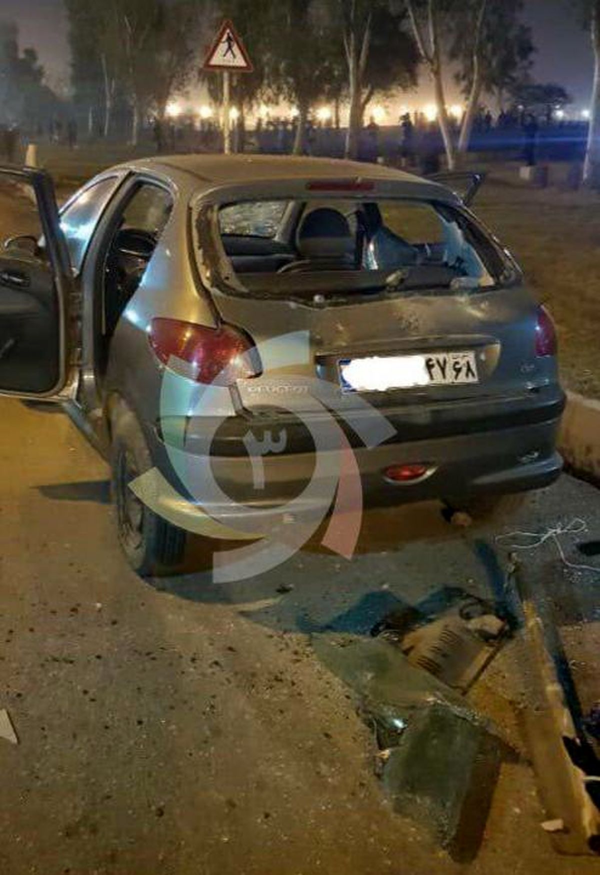 عکس: خسارت وحشتناک به یک خودرو بیرون از ورزشگاه فولادآرنا