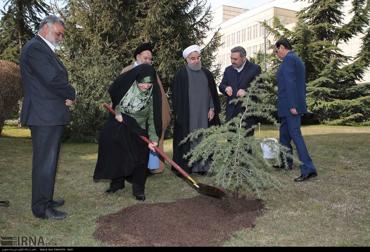 عکس: بیل زدن معصومه ابتکار در روز درختکاری