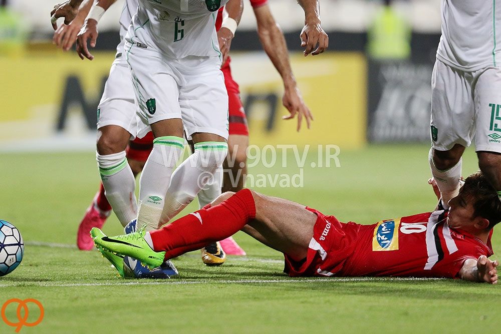 عکس: بازیکن پرسپولیس زیر دست و پای سعودی ها