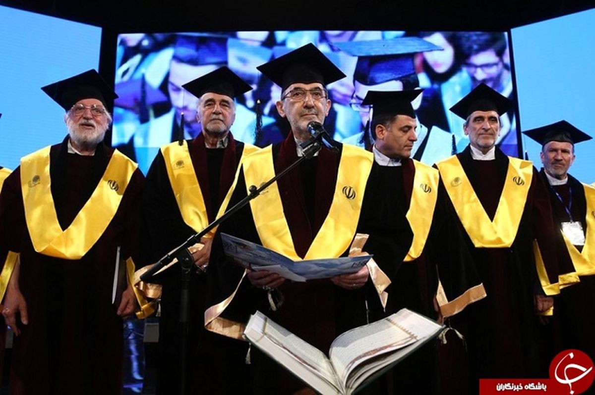 تصویری متفاوت از ولایتی در جشن فارغ التحصیلی