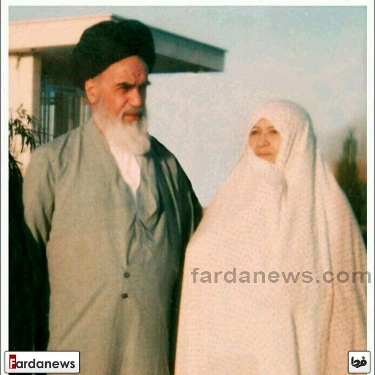 عكس كمتر ديده شده از امام خمینی و همسرشان در باغچه قم