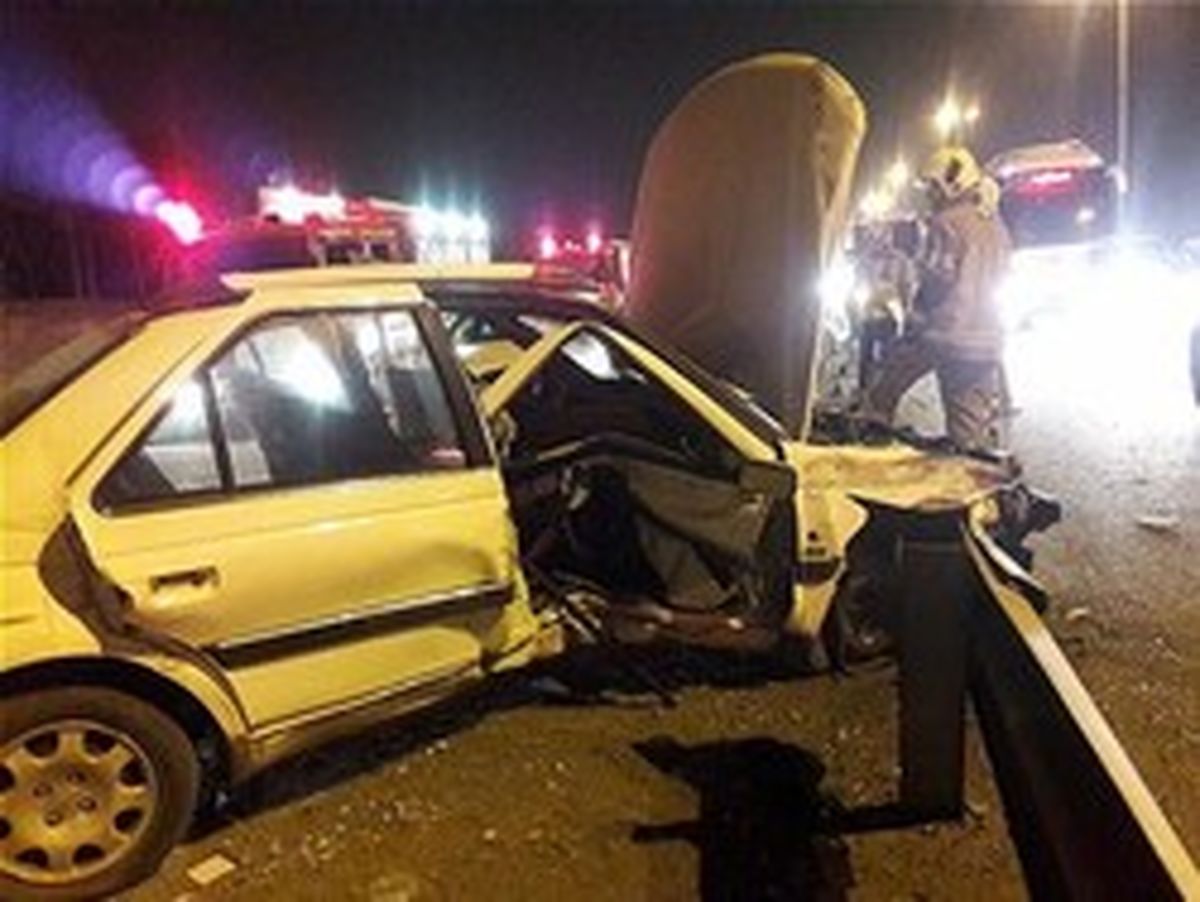 حبس راننده پژو پس از ورود گاردریل درون خودرو +تصاویر