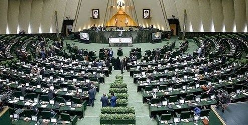 تصاویر: پلاستیک سفید رنگ روی میز نمایندگان سوژه خبرنگاران شد