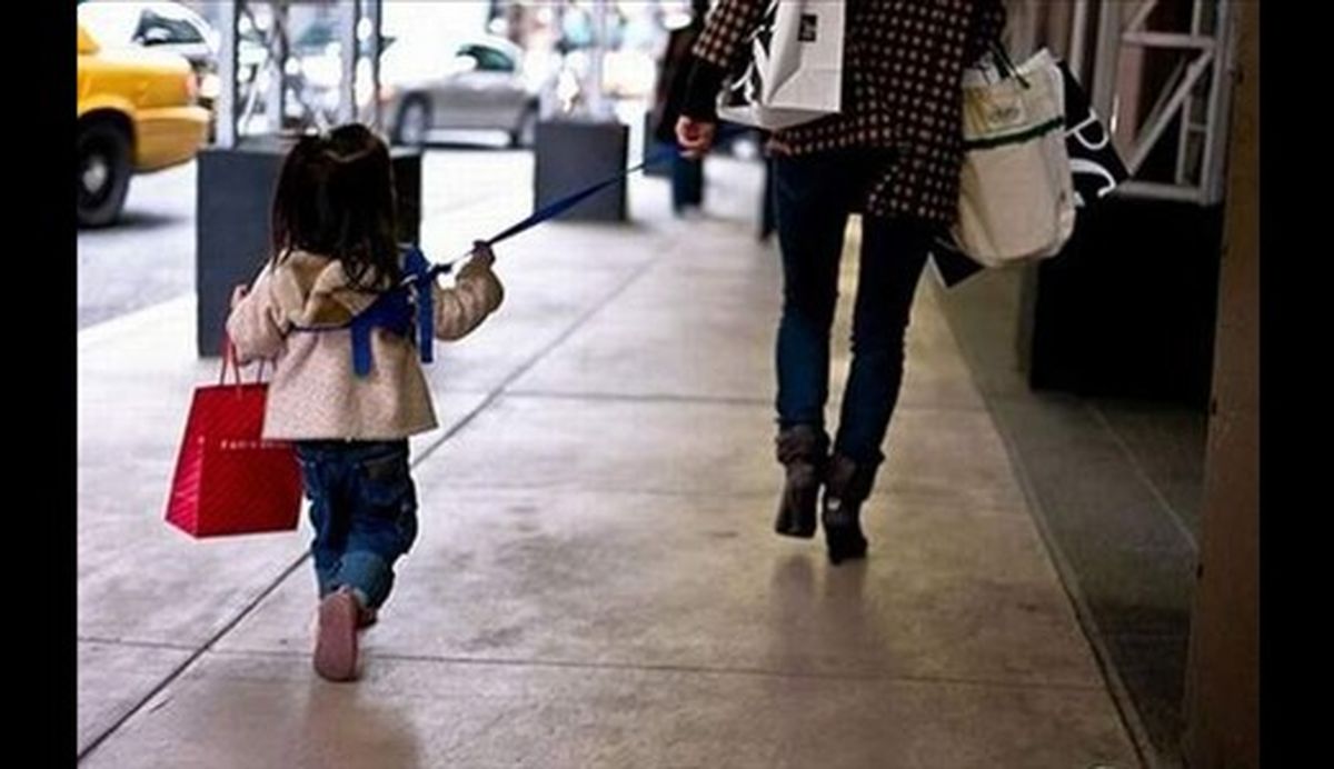 عکس/ رفتار عجیب غربی‌ها با کودکانشان!