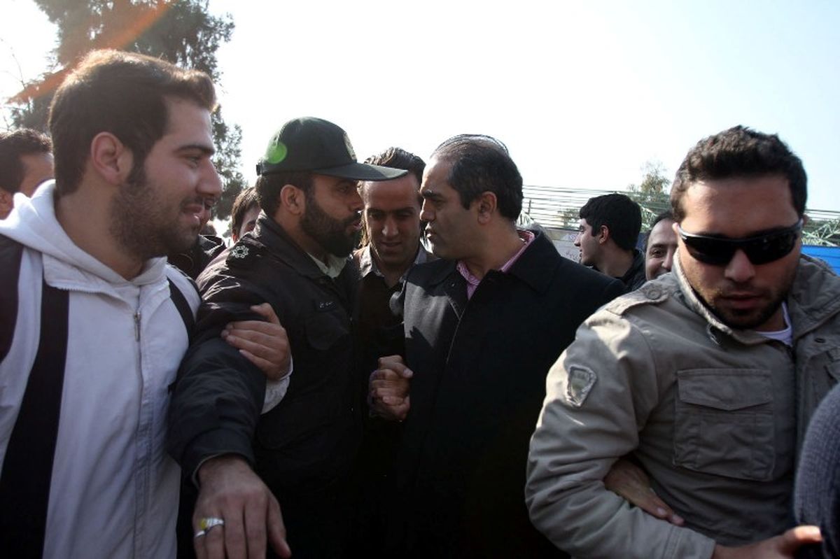 عکس/کریمی با کمک نیروی انتظامی نجات پیدا کرد