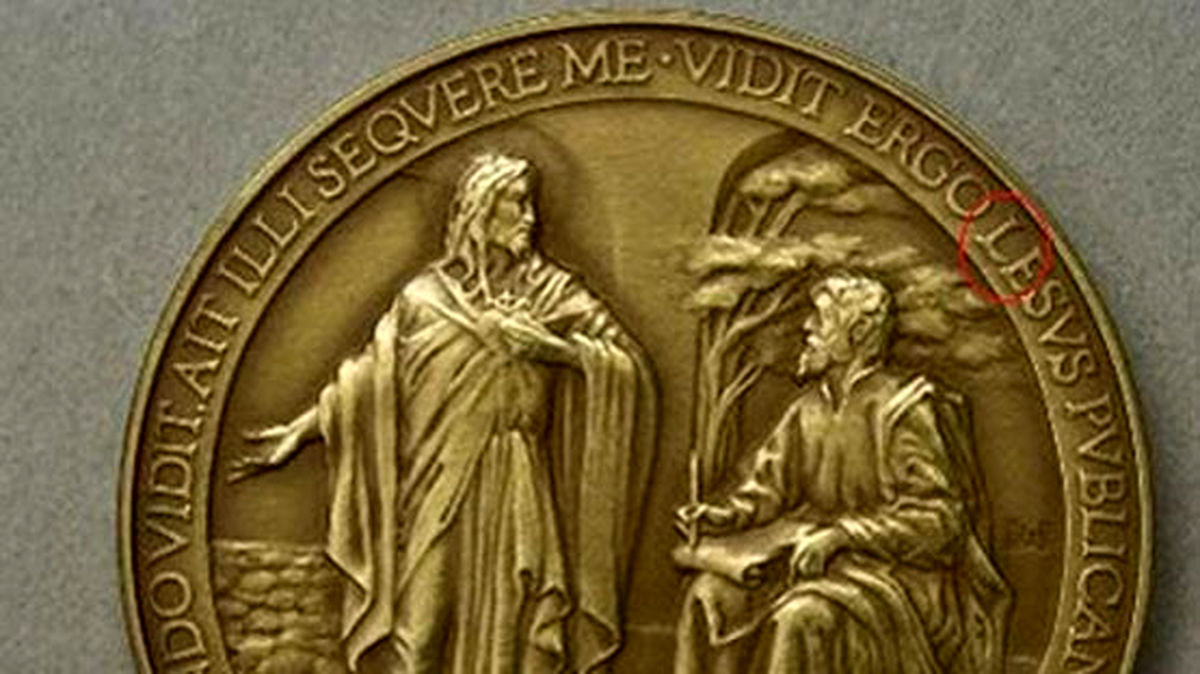 غلط املایی بر روی سکه‌های پاپ/عکس