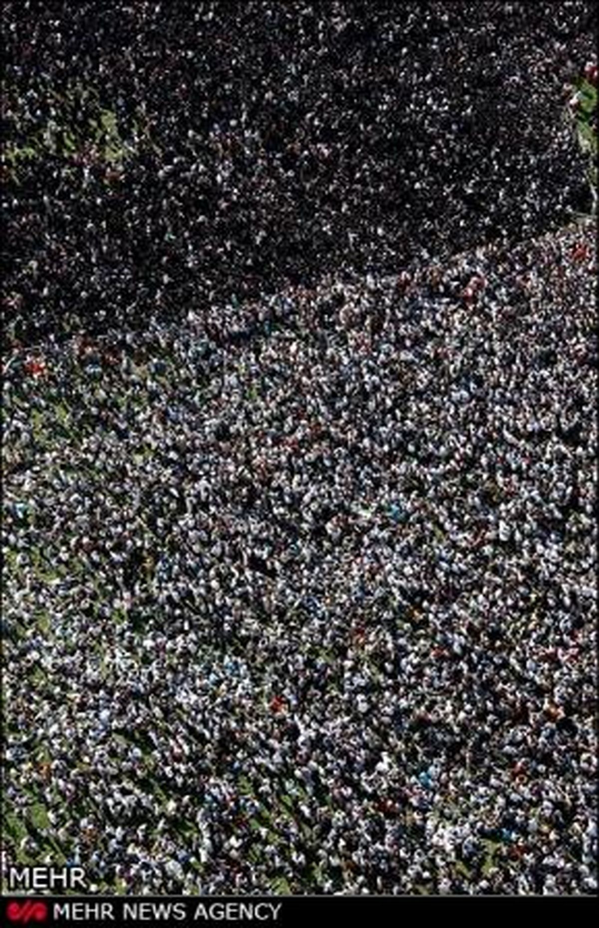 ورزشگاه شیروان مملو از جمعیت/ عکس