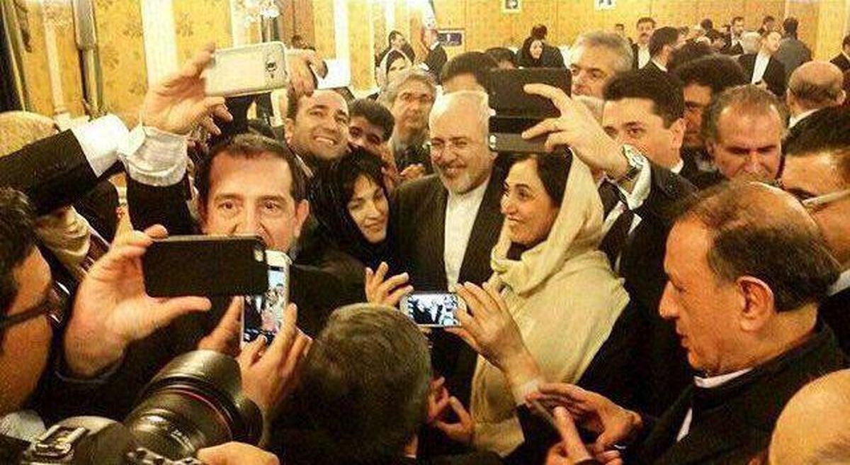 عکس: سلفی جالب ایرانیان خارج از کشور با ظریف!