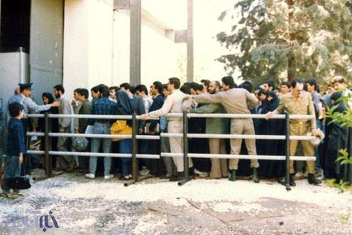 صف ورورد به نمایشگاه کتاب تهران در دهه‌ ۶۰ +عکس