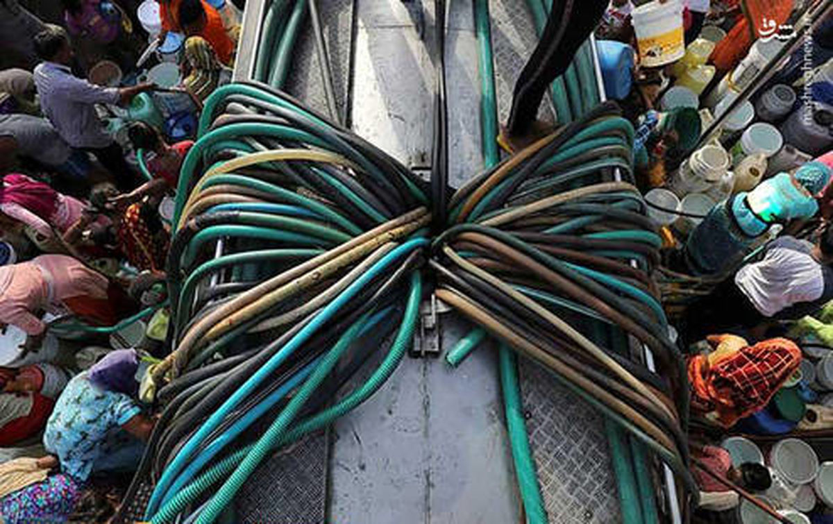 عکس: نحوه دریافت آب آشامیدنی در دهلی نو!