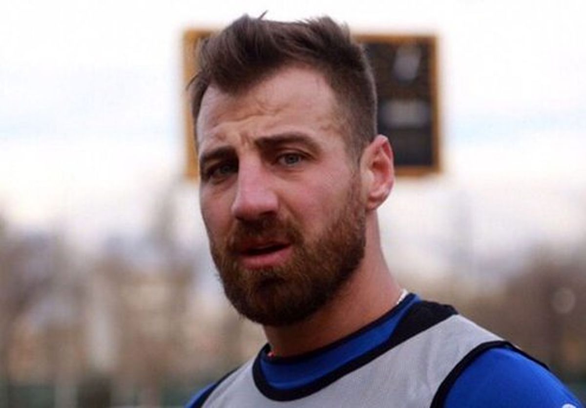 یک خارجی از استقلال جدا شد