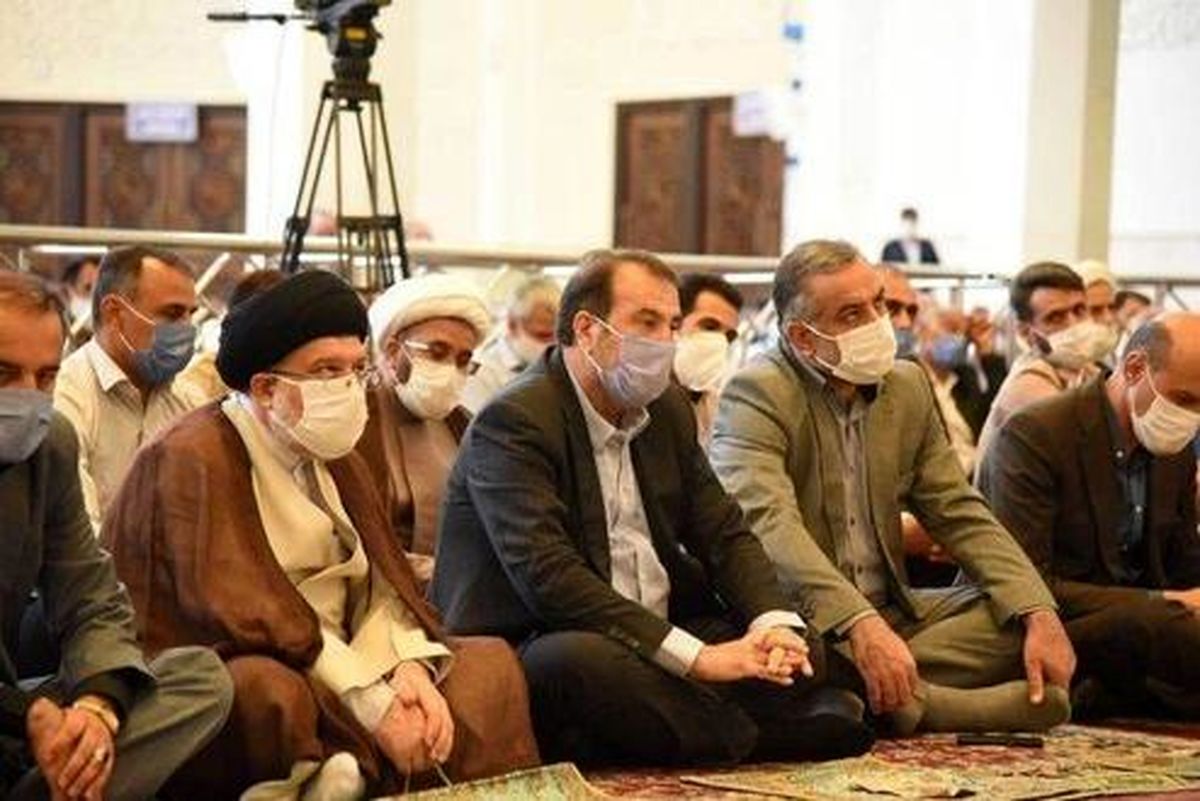 صف اول نمازجمعه شیراز بدون فاصله گذاری اجتماعی +عکس