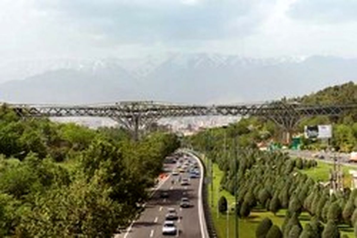 واژگونی تریلی اتوبان مدرس تهران را بست