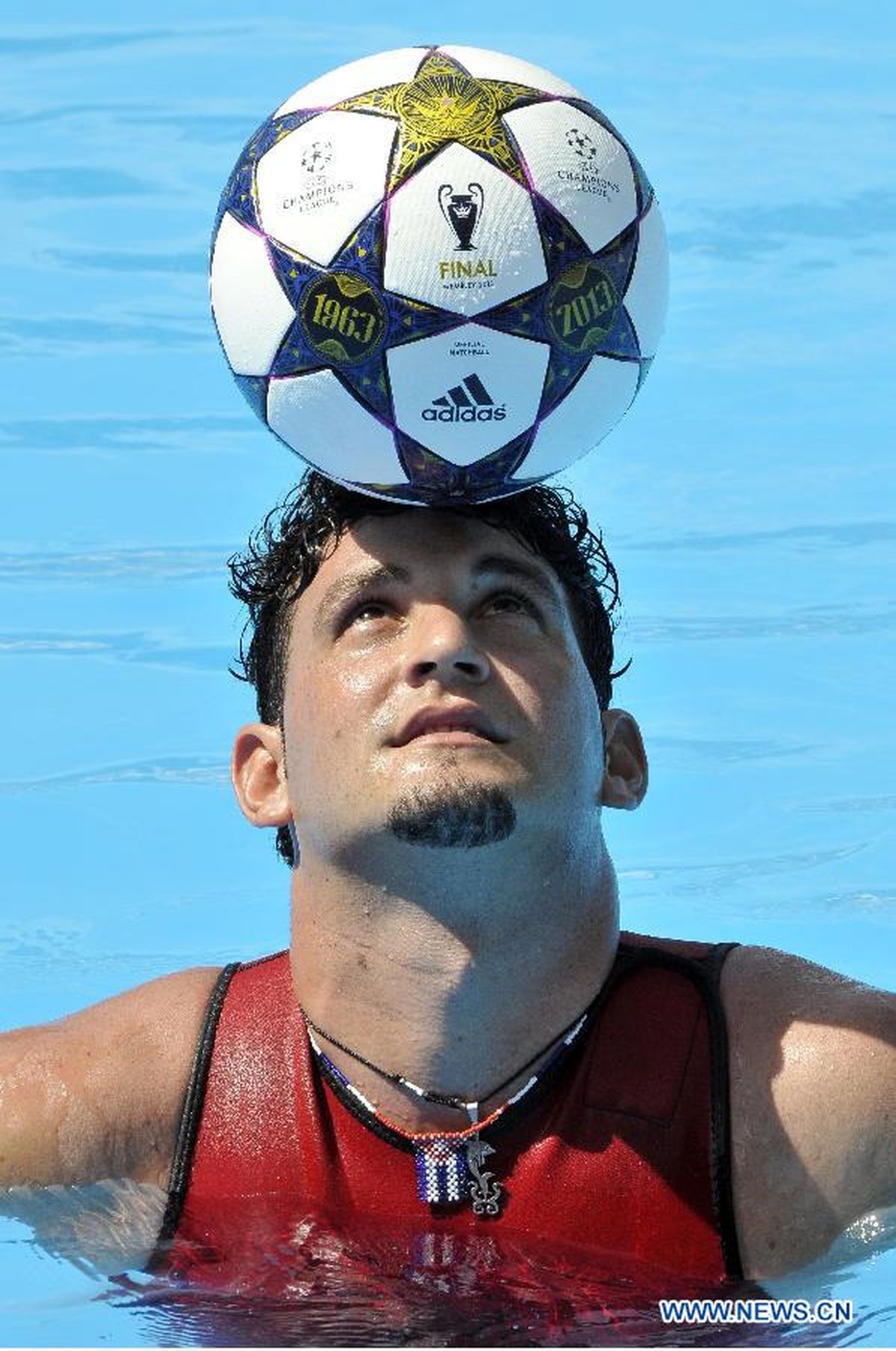 عکس/ شکستن رکود سرزدن با توپ در استخر