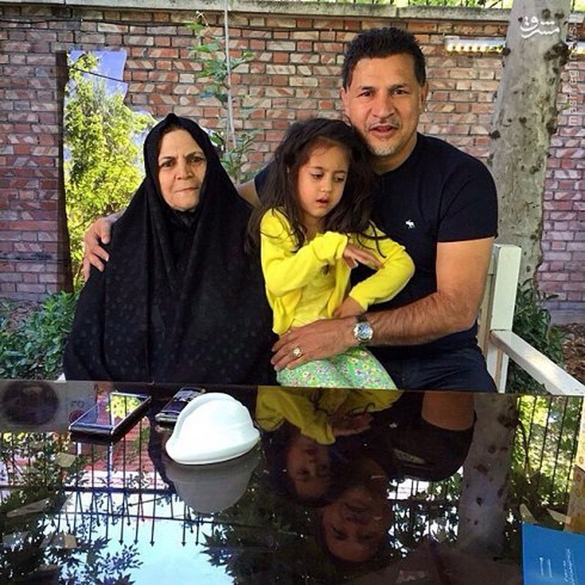 علی دایی در کنار مادر و دخترش/عکس