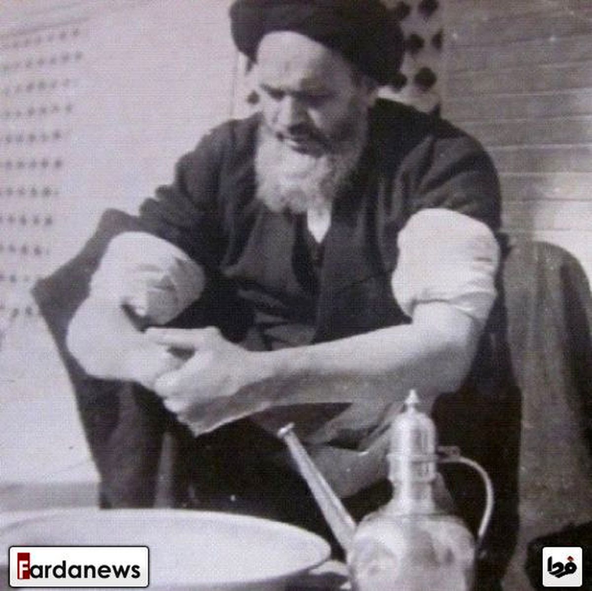 دو عکس‌ کمتر دیده شده از وضوی امام خمینی