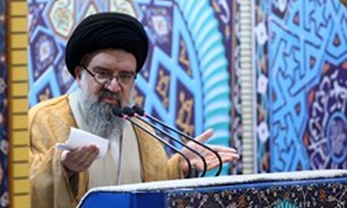 آیت‌الله خاتمی نماز عید قربان را اقامه می‌کند