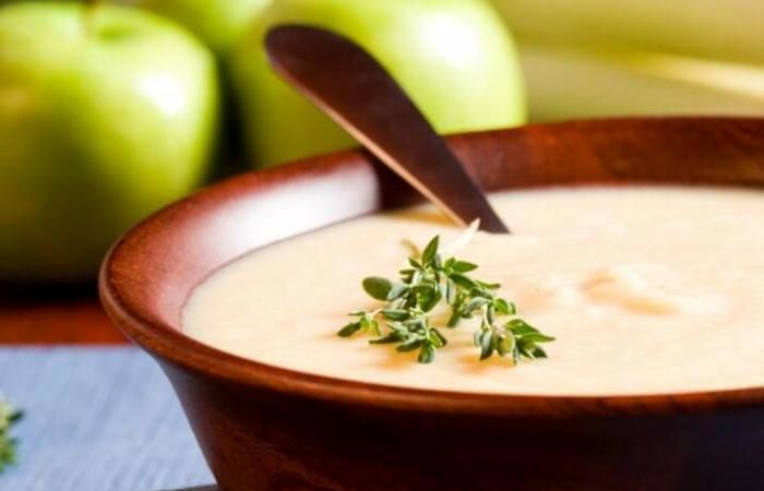 سوپ رازیانه، آویشن و سیب یک پیش‌غذای مقوی