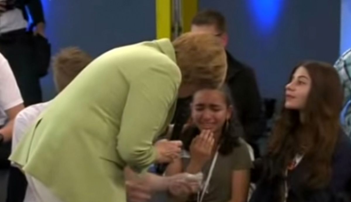 پناهندگی آلمان به دختری که مرکل او را گریانده بود +عکس