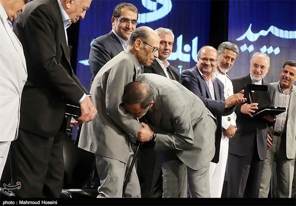 بوسه مسئولان بر دست یک پزشک+تصاویر
