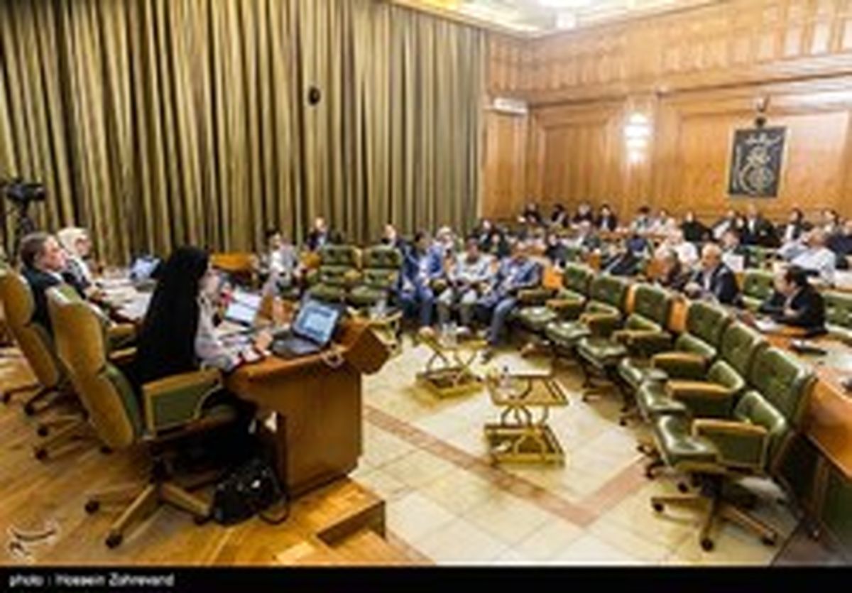 تجمع تعدادی از پیمانکاران مقابل ساختمان شورای شهر تهران