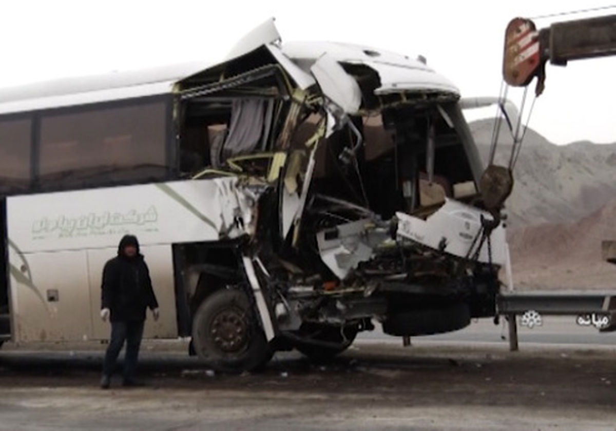 له شدن اتوبوس پس از تصادف با کامیون در آزادراه تبریز - زنجان +فیلم