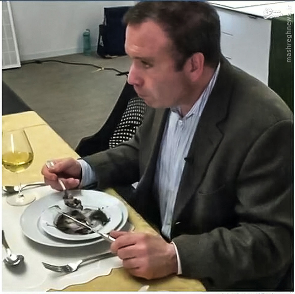 کار غیر عاقلانه و عجیب یک روزنامه نگار +عکس