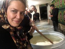 بهاره رهنما و همسرش، مشغول پختن نذرى +عکس