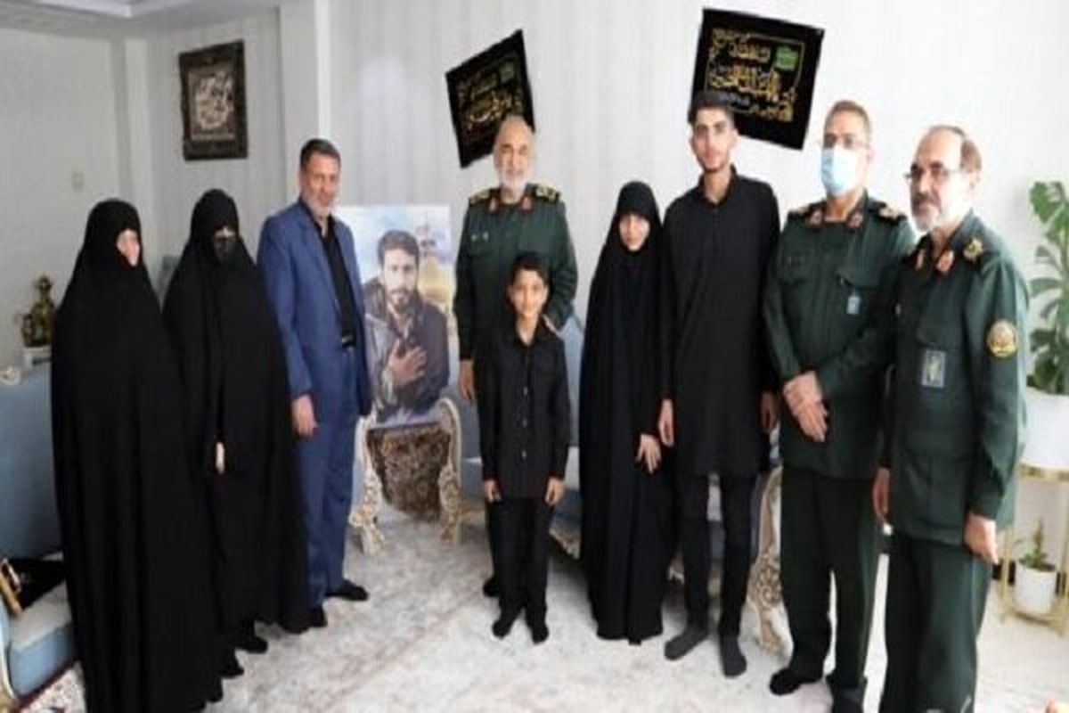 سرلشکر سلامی: رشادتهای مدافعان حرم موجب خشکیدن ریشه داعش شد