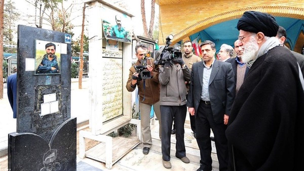 دستنوشته رهبر انقلاب در قرآن اهدایی به خانواده شهید آوینی