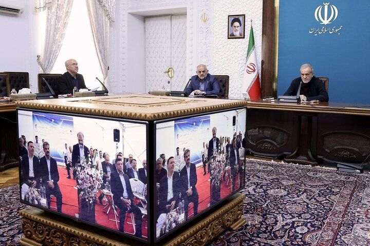 افتتاح نیروگاه‌های خورشیدی چهار استان توسط رئیس جمهور