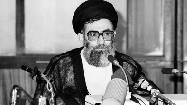 لحظاتی از دیدار صمیمانه حضرت آیتالله خامنهای با رزمندگان در دوران دفاع مقدس