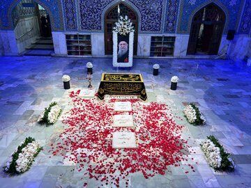 اقامه دسته‌جمعی نماز لیلة‌الدفن برای رهبر شهید در حرم مطهر رضوی