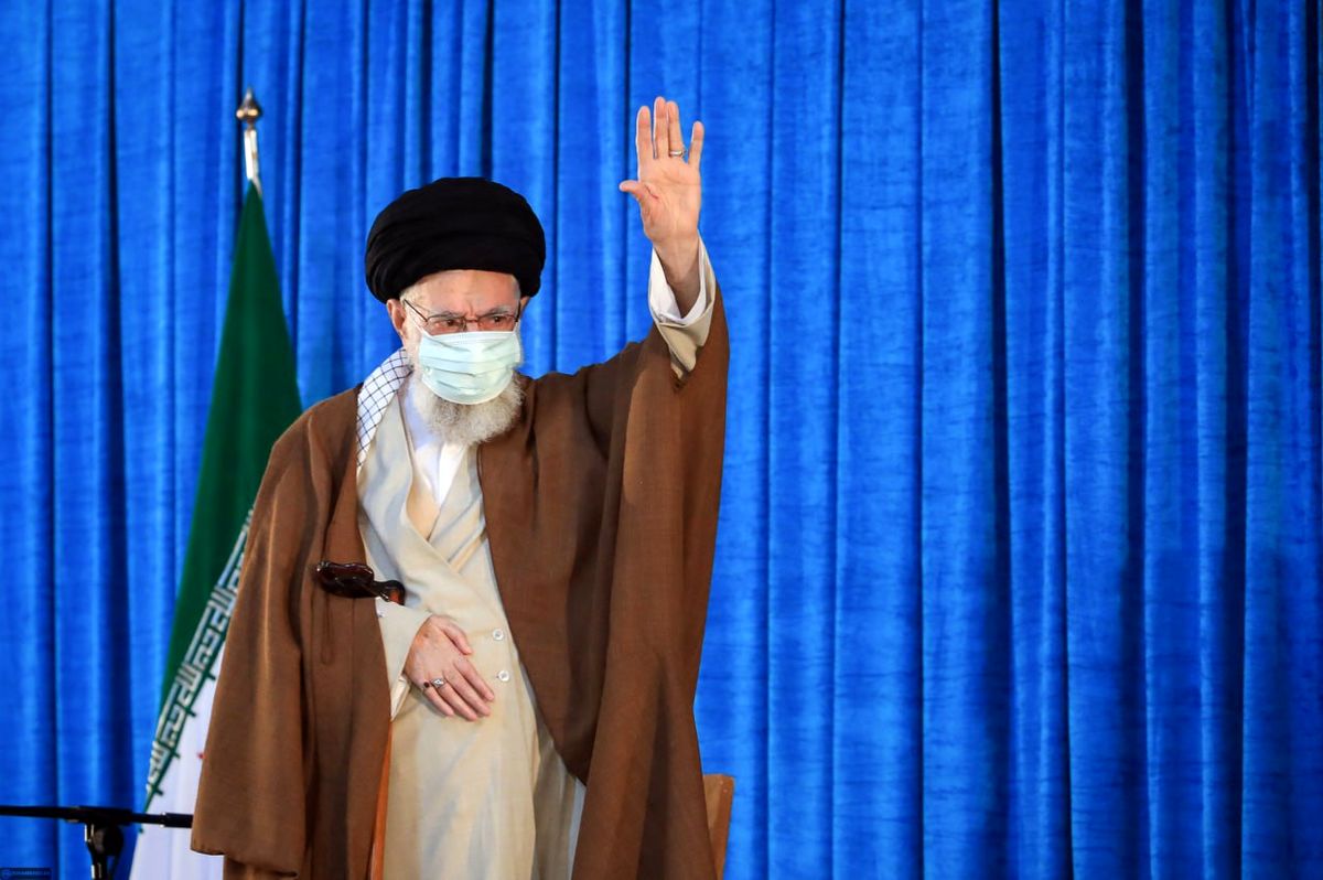 رهبر انقلاب: دانشجوی انقلابی فحش ناموسی می‌شنود و از میدان خارج نمی‌شود