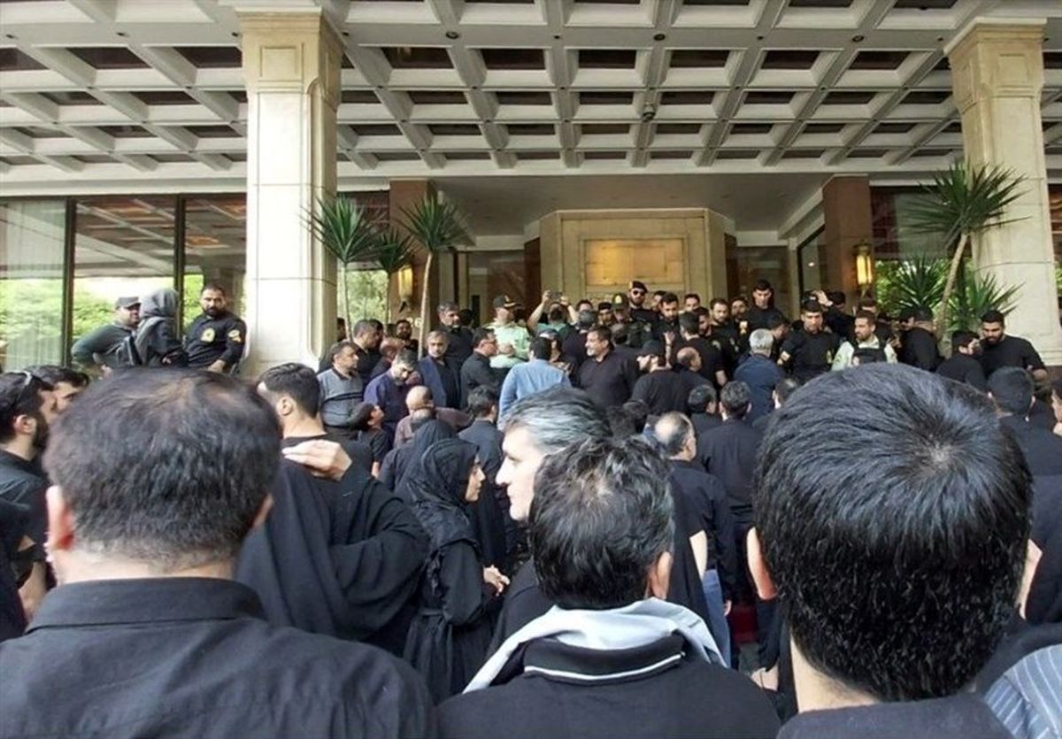 ماجرای تجمع مردم مقابل هتل اسپیناس و شیطنت خبرنگار خارجی