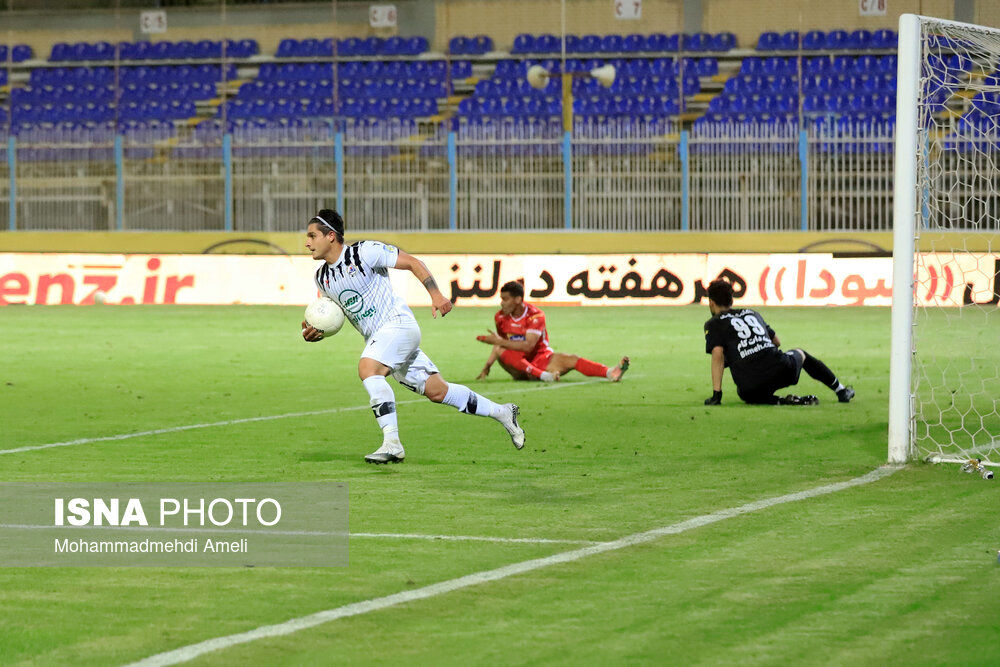 گل اول پرسپولیس به استقلال علی نعمتی در دقیقه ۴۰