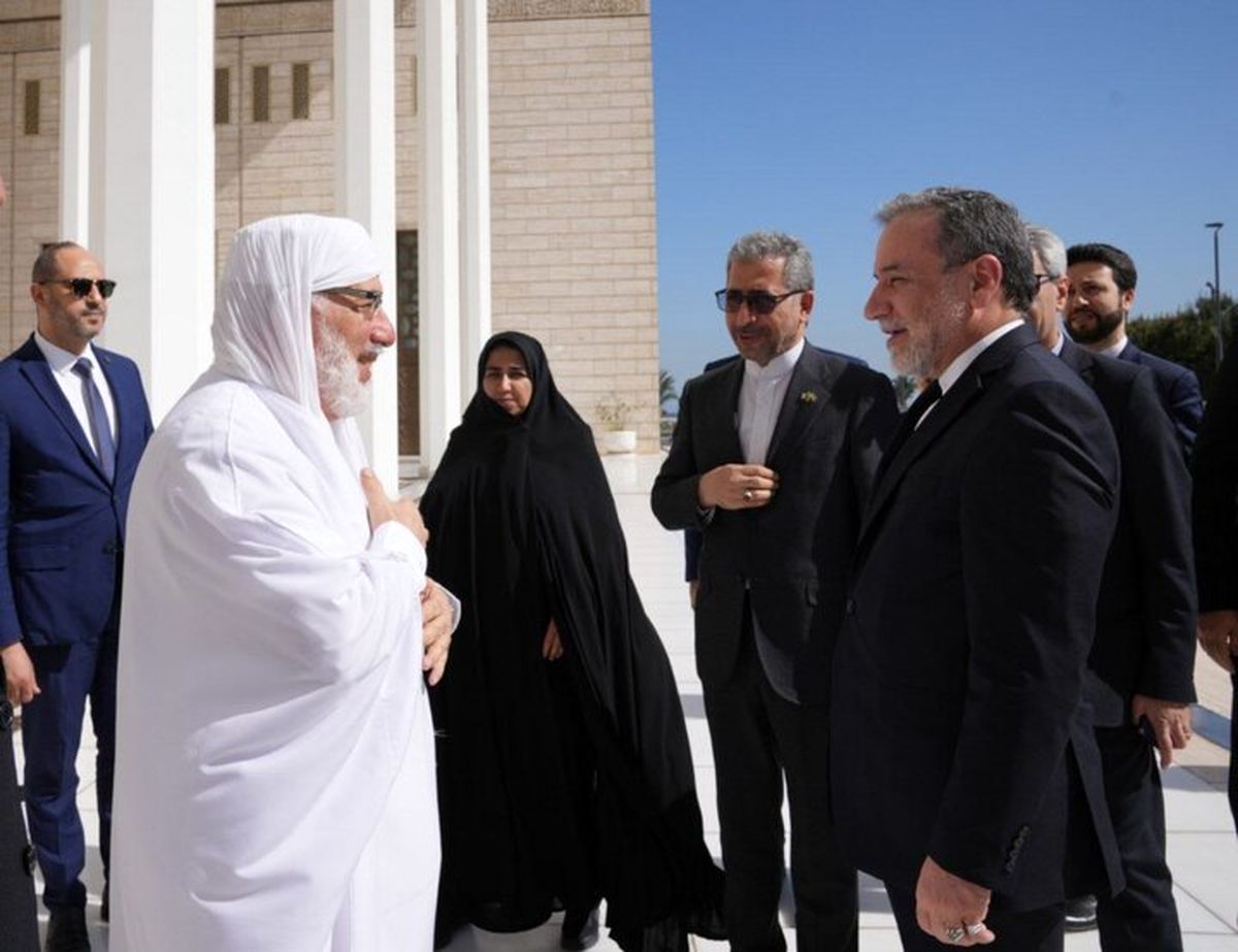 عراقچی از مسجد جامع شهر الجزیره بازدید کرد