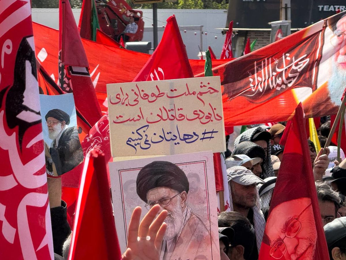اهتزاز پرچم سرخ خونخواهی رهبر شهید در مشهد مقدس