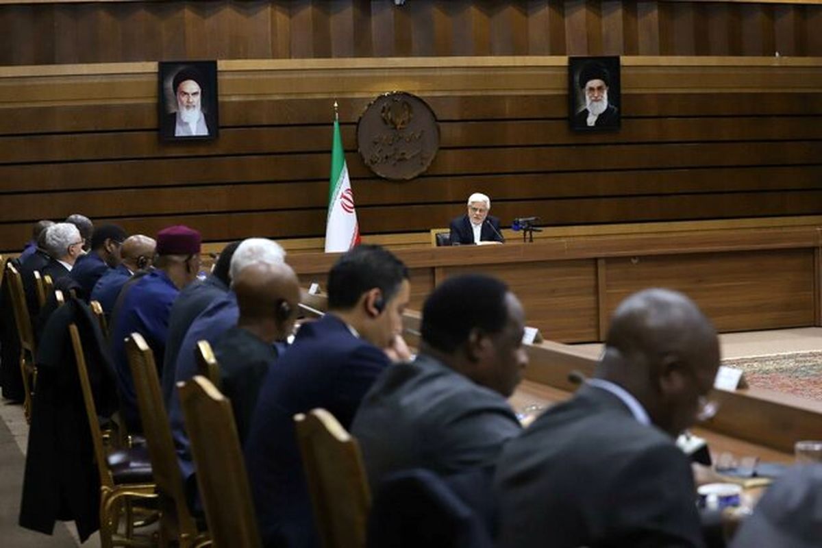 عارف: واقعیت جامعه ایران با آن چه غرب مطرح میکند کاملا متفاوت است