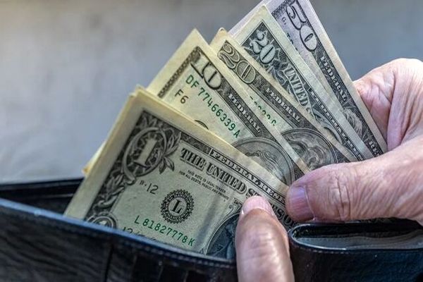 ریزش قیمت سکه و دلار با اخبار سیاسی | نیم سکه ۶.۶ میلیون ریخت 