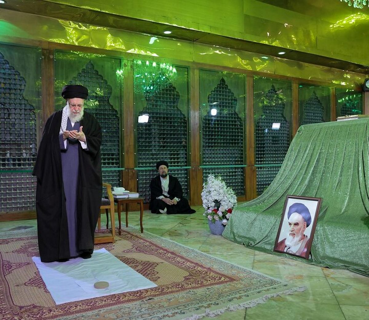 لحظاتی از حضور رهبر انقلاب در مرقد امام راحل