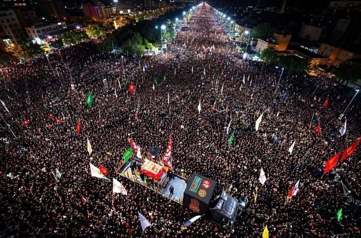 فیلم: فرود هواپیمای حامل پیکر رهبر شهید در فرودگاه مشهد
